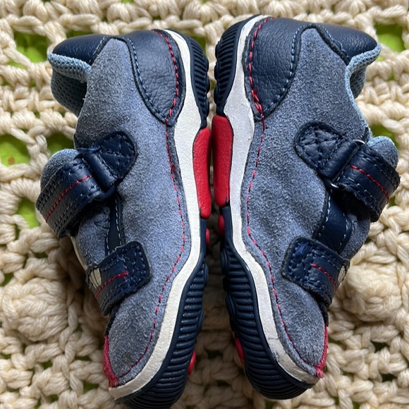 SOLD SOLDDisney Stride rite  Hidden Mickey Velcro sneaker toddler baby - Picture 3 of 10